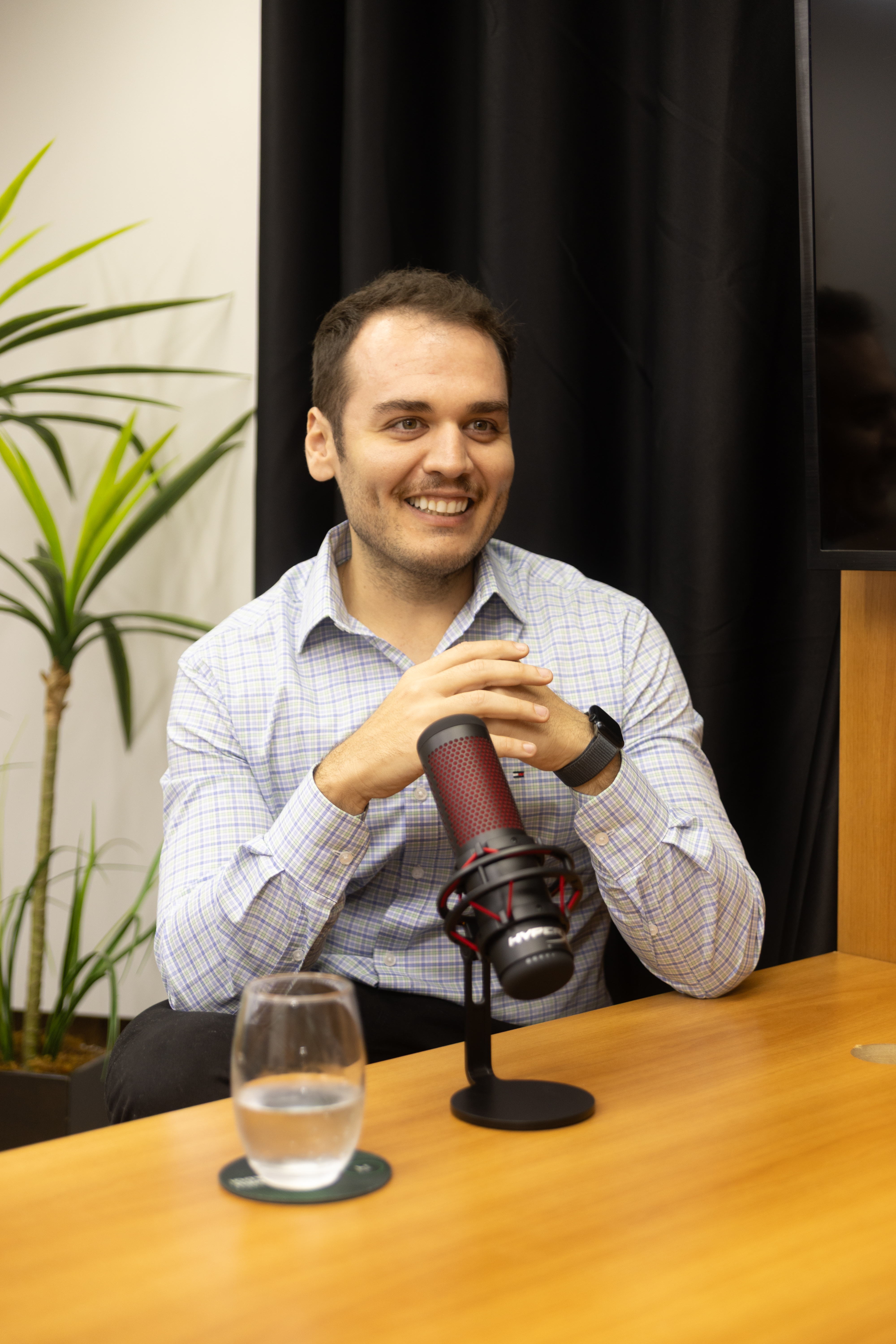 Matheus Libonati em conversa no escritório